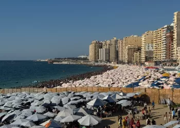 مليون زائر يغزون شواطئ الإسكندرية هرباً من الحر.. ونسبة الإشغال تصل لـ100% 19 - جريدة الجمهورية مليون زائر يغزون شواطئ الإسكندرية هرباً من الحر.. ونسبة الإشغال تصل لـ100%