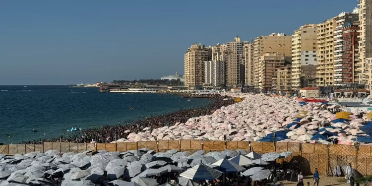 مليون زائر يغزون شواطئ الإسكندرية هرباً من الحر.. ونسبة الإشغال تصل لـ100%