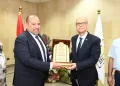 درع معهد بحوث ودراسات البيولوجيا لـ «رئيس جامعة أسيوط» تقديرا لدعمه المتواصل للمعهد
