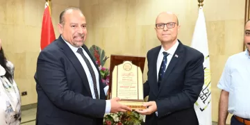 درع معهد بحوث ودراسات البيولوجيا لـ «رئيس جامعة أسيوط» تقديرا لدعمه المتواصل للمعهد
