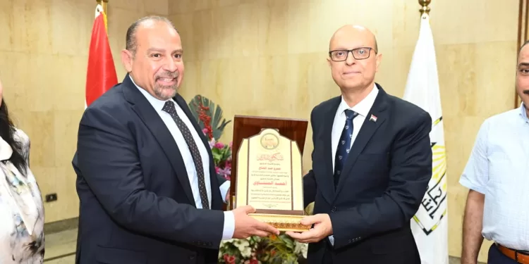 درع معهد بحوث ودراسات البيولوجيا لـ «رئيس جامعة أسيوط» تقديرا لدعمه المتواصل للمعهد