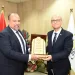 درع معهد بحوث ودراسات البيولوجيا لـ «رئيس جامعة أسيوط» تقديرا لدعمه المتواصل للمعهد