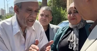 محافظ سوهاج يستجيب لمواطن في الشارع ويصطحبه لمقر الوحدة المحلية لحل مشكلته