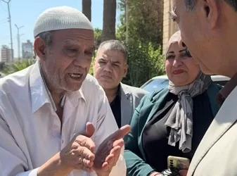 محافظ سوهاج يستجيب لمواطن في الشارع ويصطحبه لمقر الوحدة المحلية لحل مشكلته