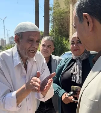 محافظ سوهاج يستجيب لمواطن في الشارع ويصطحبه لمقر الوحدة المحلية لحل مشكلته