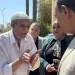 محافظ سوهاج يستجيب لمواطن في الشارع ويصطحبه لمقر الوحدة المحلية لحل مشكلته