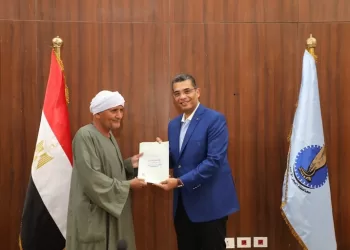 من الغردقة إلى الشلاتين.. محافظ البحر الأحمر يسلم 80 عقدًا لتقنين أوضاع المواطنين