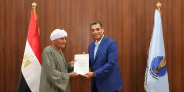 من الغردقة إلى الشلاتين.. محافظ البحر الأحمر يسلم 80 عقدًا لتقنين أوضاع المواطنين
