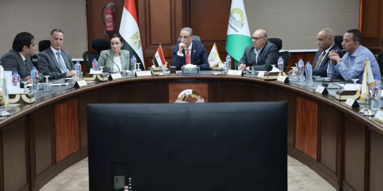500 مليون جنيه لدعم منظومة النظافة بالجيزة.. واستلام الدفعة الأولى
