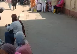 أولياء الأمور يتسلقون الأبواب.. لقطات مبهجة في ختام «ماراثون الثانوية العامة» بالمنيل