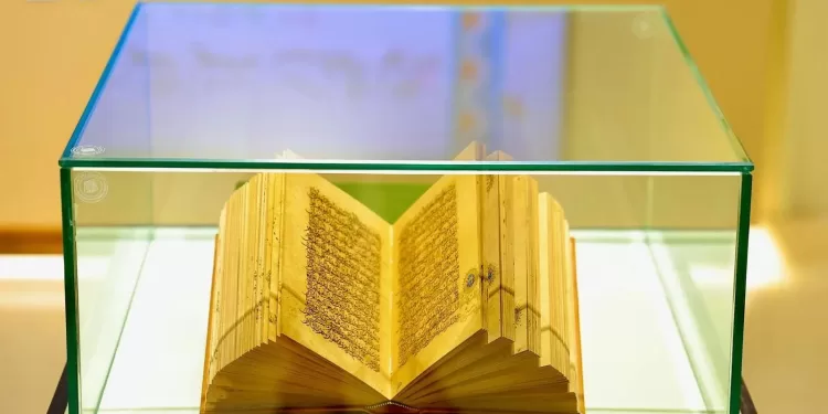 عمره يتجاوز ألف عام.. مصحف نادر يزين مقتنيات معرض «اقرأ» بالمسجد الحرام 1 - جريدة الجمهورية عمره يتجاوز ألف عام.. مصحف نادر يزين مقتنيات معرض «اقرأ» بالمسجد الحرام
