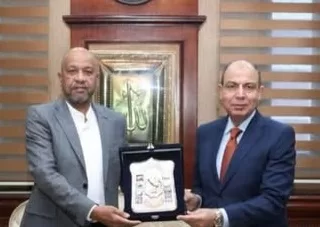 محافظ المنيا يمنح رئيس «أحمس» درع المحافظة تقديرًا لإسهامات الشركة التنموية والمجتمعية 3 - جريدة الجمهورية محافظ أسيوط: إزالة 15 إعلانًا عشوائيًا وغير مرخص بمركز الفتح وتحرير 8 محاضر للمخالفين