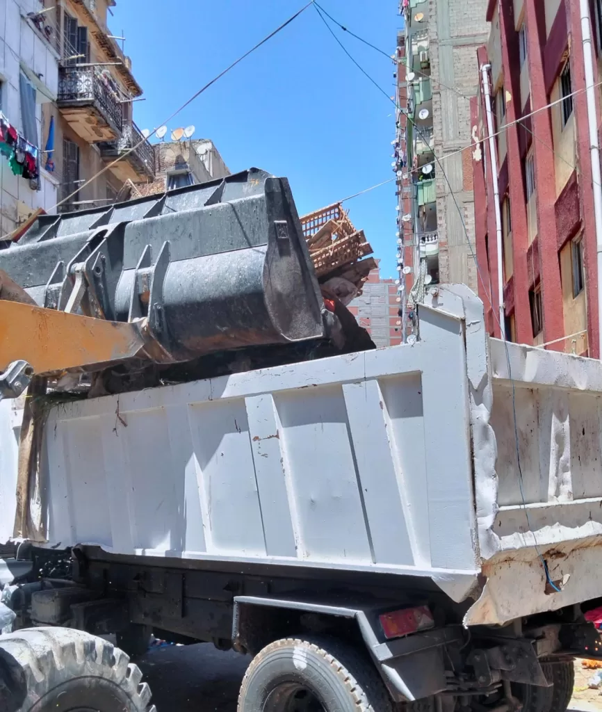 حملات صباحية ومسائية بالإسكندرية لفرض الانضباط بالشارع السكندري إزالة والتحفظ على 6986 حالة إشغال بالأسواق والشوارع 12 - جريدة الجمهورية WhatsApp Image 2026 07 18 at 2.12.50 PM - جريدة الجمهورية