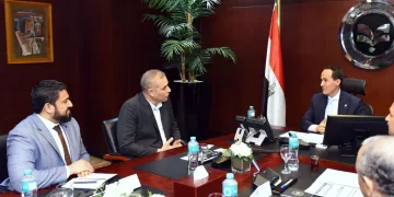 «الاستثمار» تبحث خطط التوسع التكنولوجي لـ «جارديان جلاس» العالمية في مصر
