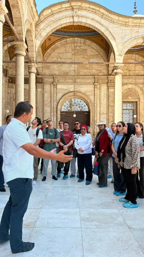 طلاب الفرع الدولي بجامعة القاهرة وجامعة القاهرة الأهلية يزورون قلعة صلاح الدين ضمن مبادرة «اعرف بلدك»