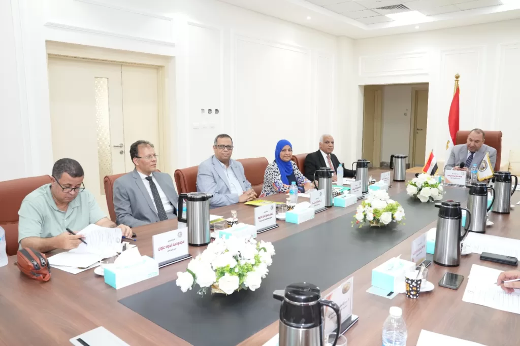 رئيس جامعة أسيوط الأهلية يترأس اجتماع المجلس الأكاديمي لمناقشة تطوير العملية التعليمية وتعزيز جودة الأداء