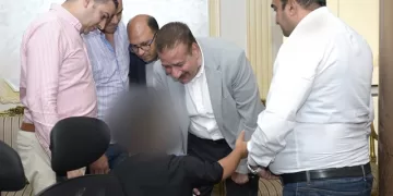محافظ بورسعيد يُسلم مساعدات مالية وعينية لـ 75 حالة إنسانية ويُوجّه ببحث شكواهم