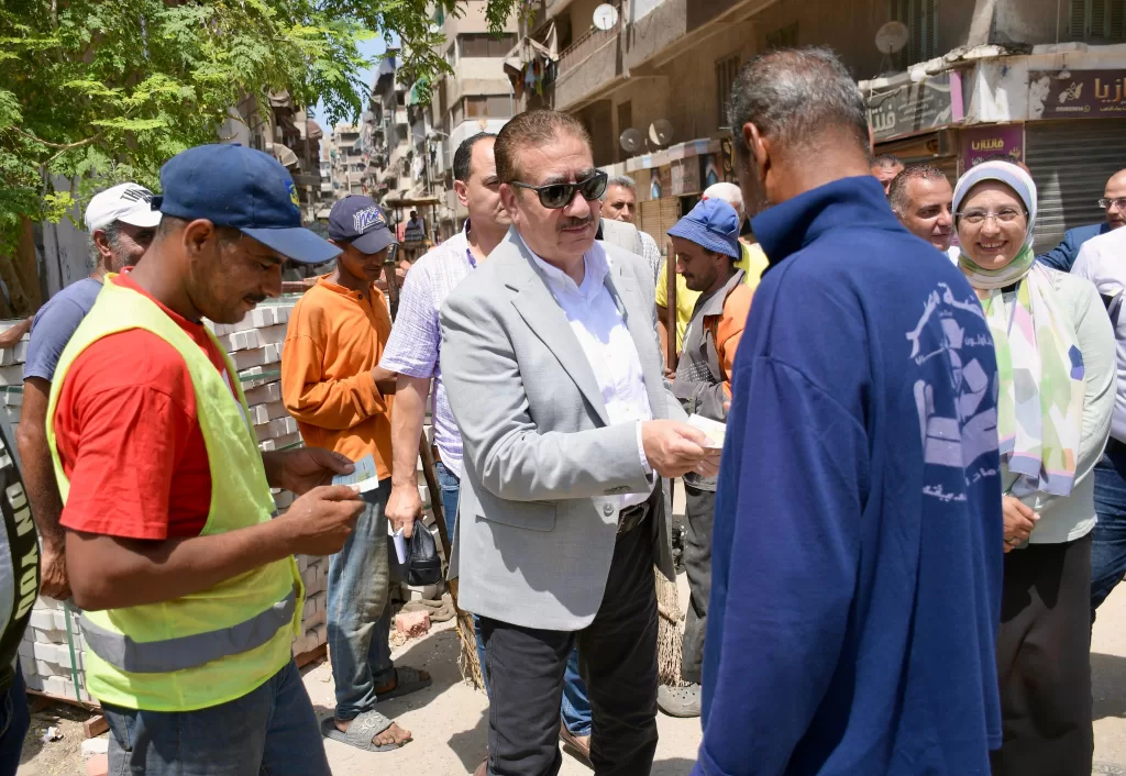 في لفتة إنسانية.. محافظ بورسعيد يوزع كوبونات مواد غذائية على عمال النظافة