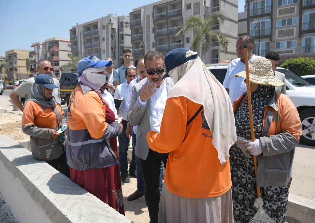 في لفتة إنسانية.. محافظ بورسعيد يوزع كوبونات مواد غذائية على عمال النظافة 3 - جريدة الجمهورية WhatsApp Image 2026 07 23 at 6.49.17 PM 2 - جريدة الجمهورية