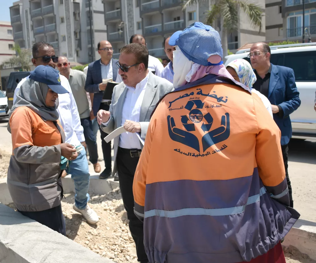 في لفتة إنسانية.. محافظ بورسعيد يوزع كوبونات مواد غذائية على عمال النظافة 5 - جريدة الجمهورية WhatsApp Image 2026 07 23 at 6.49.18 PM 1 - جريدة الجمهورية