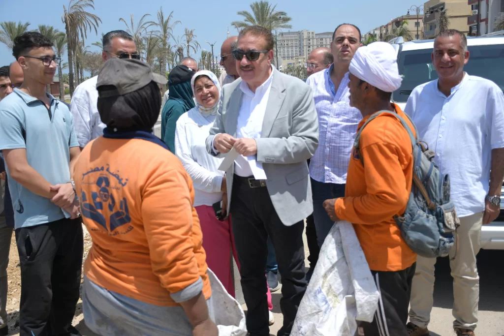 في لفتة إنسانية.. محافظ بورسعيد يوزع كوبونات مواد غذائية على عمال النظافة 16 - جريدة الجمهورية WhatsApp Image 2026 07 23 at 6.49.21 PM 2 - جريدة الجمهورية