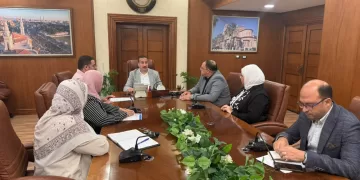 محافظ بورسعيد: سداد إشتراكات 50 أسرة شهريًا.. وحصر غير القادرين بالتأمين الصحي الشامل