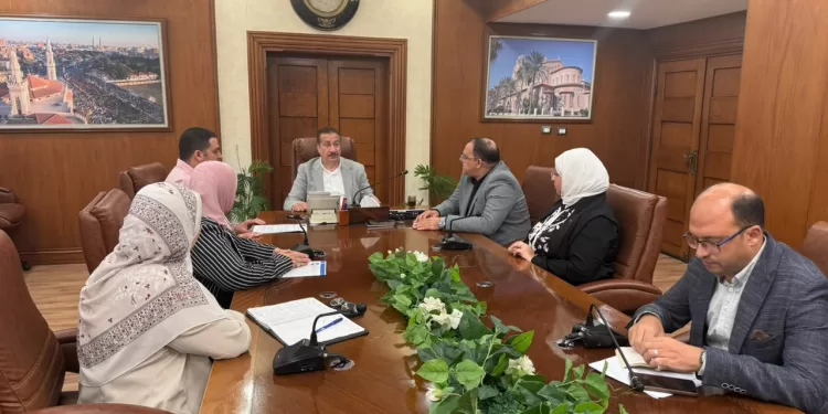 محافظ بورسعيد: سداد إشتراكات 50 أسرة شهريًا.. وحصر غير القادرين بالتأمين الصحي الشامل