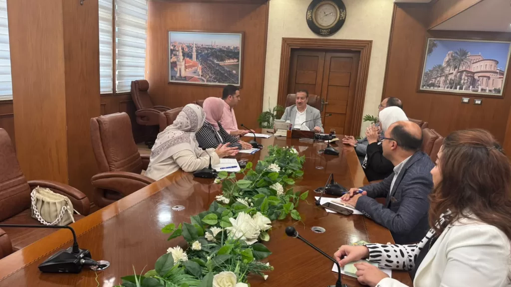 محافظ بورسعيد: سداد إشتراكات 50 أسرة شهريًا.. وحصر غير القادرين بالتأمين الصحي الشامل