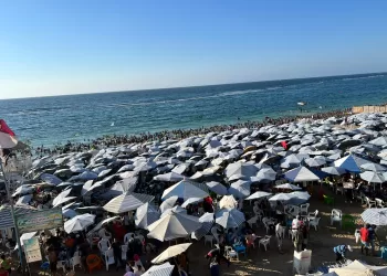 الإسكندرية ترفع لافتة «كامل العدد».. والبحث عن موضع قدم على شواطئها في «جمعة الانتعاش الكبرى»