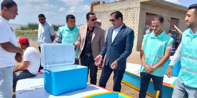 تسليم 11 مركب صيد لصغار الصيادين بقرية «الحنفي» في بلطيم ضمن «مراكب النجاة»