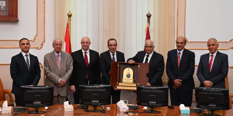 مجلس جامعة الفيوم يكرم الدكتور ياسر مجدي حتاته تقديراً لجهوده خلال فترة رئاسته
