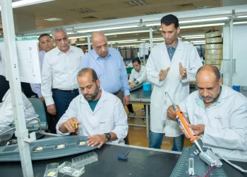 وزيرا الإنتاج الحربي والكهرباء ومحافظ القليوبية في «بنها للصناعات الإلكترونية» لتفقد خطوط الإنتاج