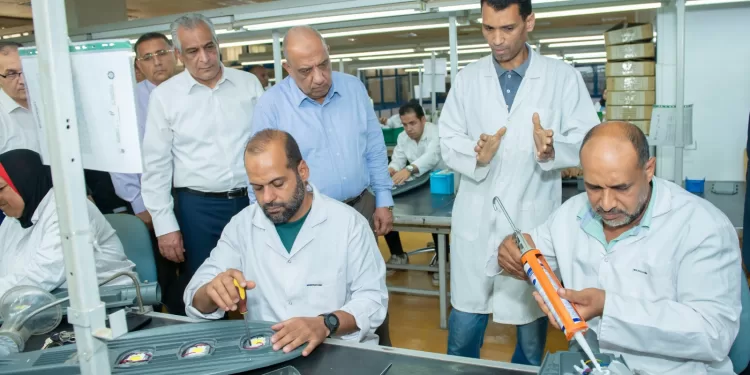 وزيرا الإنتاج الحربي والكهرباء ومحافظ القليوبية في «بنها للصناعات الإلكترونية» لتفقد خطوط الإنتاج