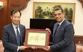 محافظ البحر الأحمر يبحث مع سفير فيتنام تعزيز التعاون الاقتصادي والتجاري والثقافي بين البلدين