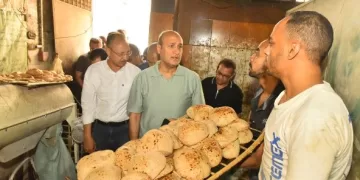 محافظ أسيوط يتفقد المخابز البلدية ويستوقف سيارة دقيق مدعم للتحقق من خط سيرها