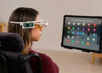 طلاب «جامعة حلوان التكنولوجية الدولية» يبتكرون مشروع «EyeSpeak | عيناك صوتك» للتواصل بحركة العين