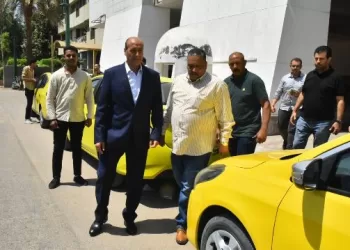 محافظ أسيوط يتفقد اصطفاف 15 سيارة تاكسي حديثة لخدمة مدينة أسيوط الجديدة