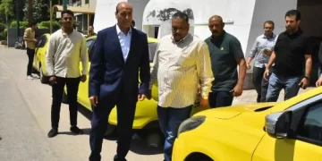 محافظ أسيوط يتفقد اصطفاف 15 سيارة تاكسي حديثة لخدمة مدينة أسيوط الجديدة