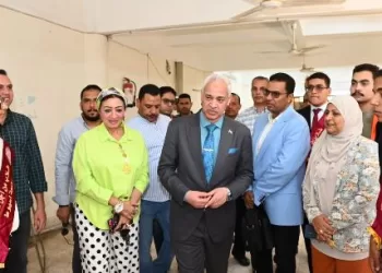 رئيس جامعة أسيوط يتفقد سير أعمال الكشف الطبي للطلاب المستجدين للعام الجامعي 2026/2027
