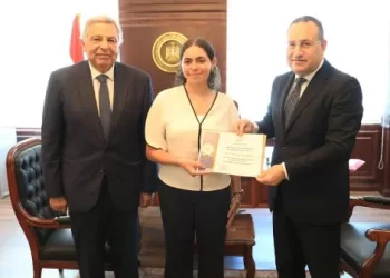وزير التعليم العالي يكرم «هيا عمرو» لشجاعتها في تقديم الإسعافات لمصابي حادث «أرابيلا بلازا»