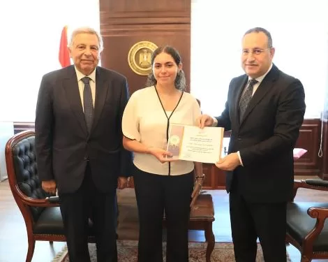 وزير التعليم العالي يكرم «هيا عمرو» لشجاعتها في تقديم الإسعافات لمصابي حادث «أرابيلا بلازا»