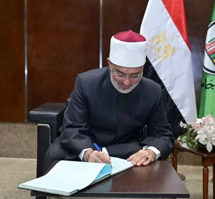 في ختام الفوج الأول لمعسكر «قادة المستقبل».. مفتي الجمهورية يُحاضر بجامعة القاهرة حول دور الوعي الديني في إعداد القادة 2 - جريدة الجمهورية 3 36 - جريدة الجمهورية