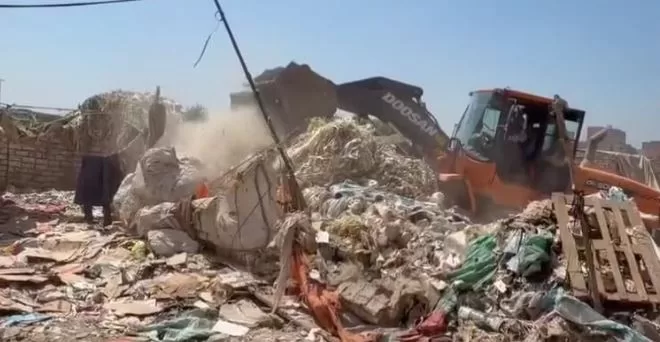 محافظ الجيزة يوجه بتكثيف الحملات البيئية وحي الطالبية يغلق ويُزيل مخازن خردة مخالفة 4 - جريدة الجمهورية 3 40 - جريدة الجمهورية