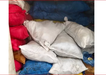 ضبط 5 أطنان نخالة و1260 مستحضر تجميل مجهول ومخابز مخالفة في حملات تموينية بالبحيرة