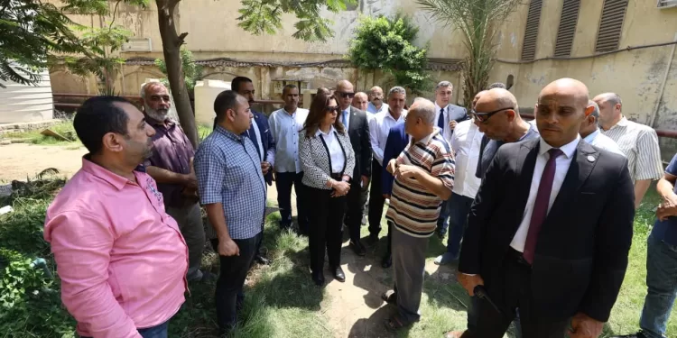وزيرة التنمية المحلية والبيئة تتفقد فرع القاهرة الكبرى وتستمع إلى احتياجات العاملين 1 - جريدة الجمهورية وزيرة التنمية المحلية والبيئة تتفقد فرع القاهرة الكبرى وتستمع إلى احتياجات العاملين