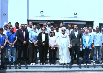 محافظ البحيرة ورئيس اللجنة الطبية العليا والاستغاثات بمجلس الوزراء تتفقدان القافلة الطبية بالوحدة