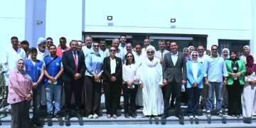 محافظ البحيرة ورئيس اللجنة الطبية العليا والاستغاثات بمجلس الوزراء تتفقدان القافلة الطبية بالوحدة