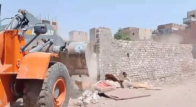 محافظ الجيزة يوجه بتكثيف الحملات البيئية وحي الطالبية يغلق ويُزيل مخازن خردة مخالفة 5 - جريدة الجمهورية 4 34 - جريدة الجمهورية