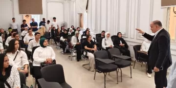 تحت شعار «التجربة خير دليل».. سفراء جامعة القاهرة الأهلية يستقبلون الطلاب الجدد وأسرهم