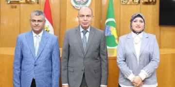 محافظ المنيا يكرم وكيل وزارة الصحة السابق ويستقبل وكيلة الوزارة الجديدة
